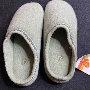 NWT Acorn wool shoes SB1